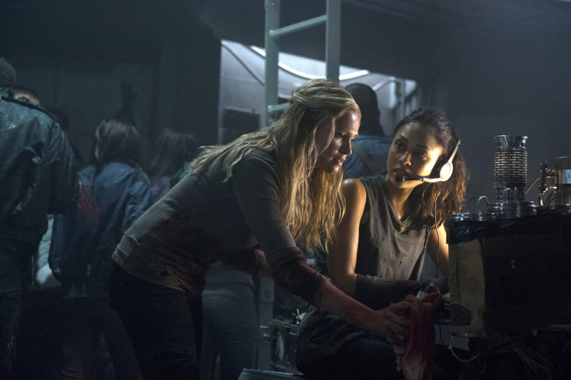 Still of Eliza Taylor and Lindsey Morgan in The 100 (2014)