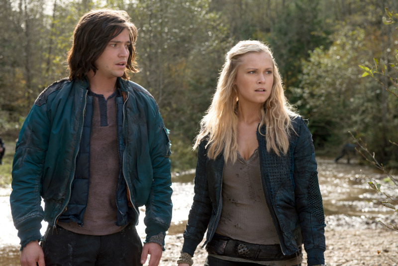 Still of Eliza Taylor and Thomas McDonell in The 100 (2014)