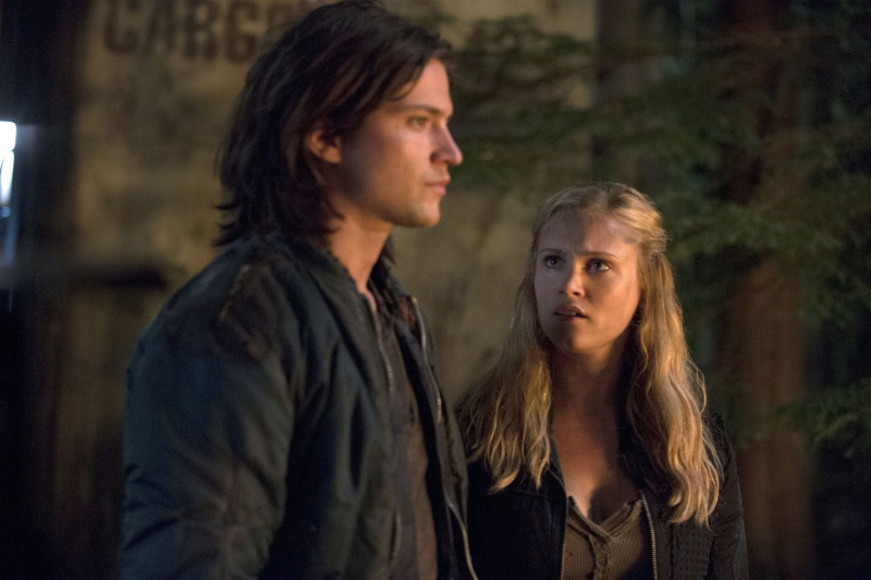 Still of Eliza Taylor and Thomas McDonell in The 100 (2014)