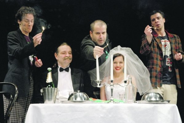 Still of Judit Márkus, Attila Bocsárszky, Máté Madarász, Oszkár Illés and Tamás Ponty in Koldusopera (2011)