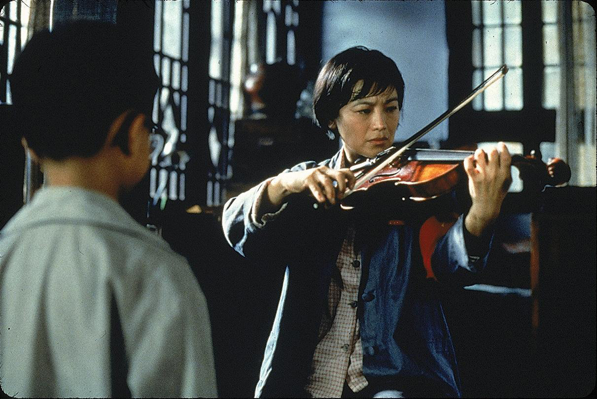 Still of Sylvia Chang and Xio Fei Han in Le violon rouge (1998)