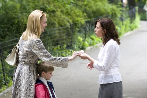 Still of Laura Linney, Scarlett Johansson and Nicholas Art in The Nanny Diaries (2007)