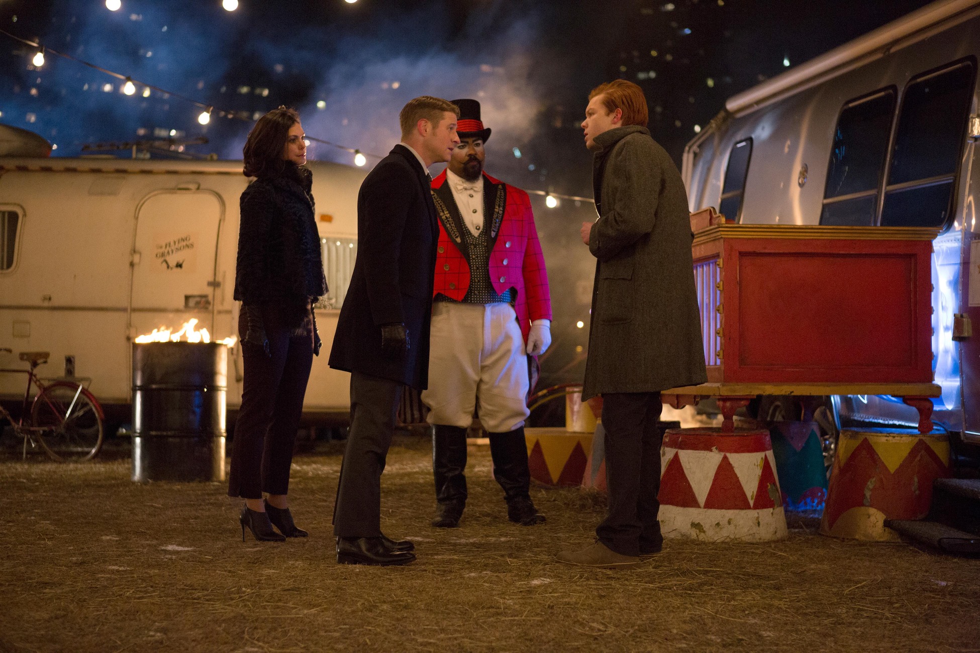 Still of Morena Baccarin, Cameron Monaghan and Ben McKenzie in Gotham (2014)