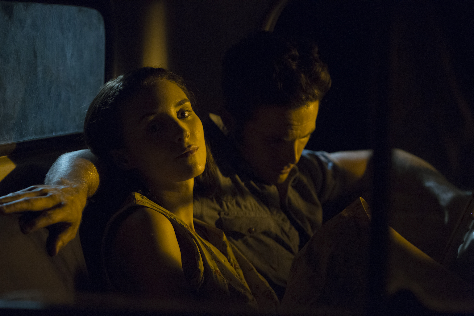Still of Casey Affleck and Rooney Mara in Ain't Them Bodies Saints (2013)