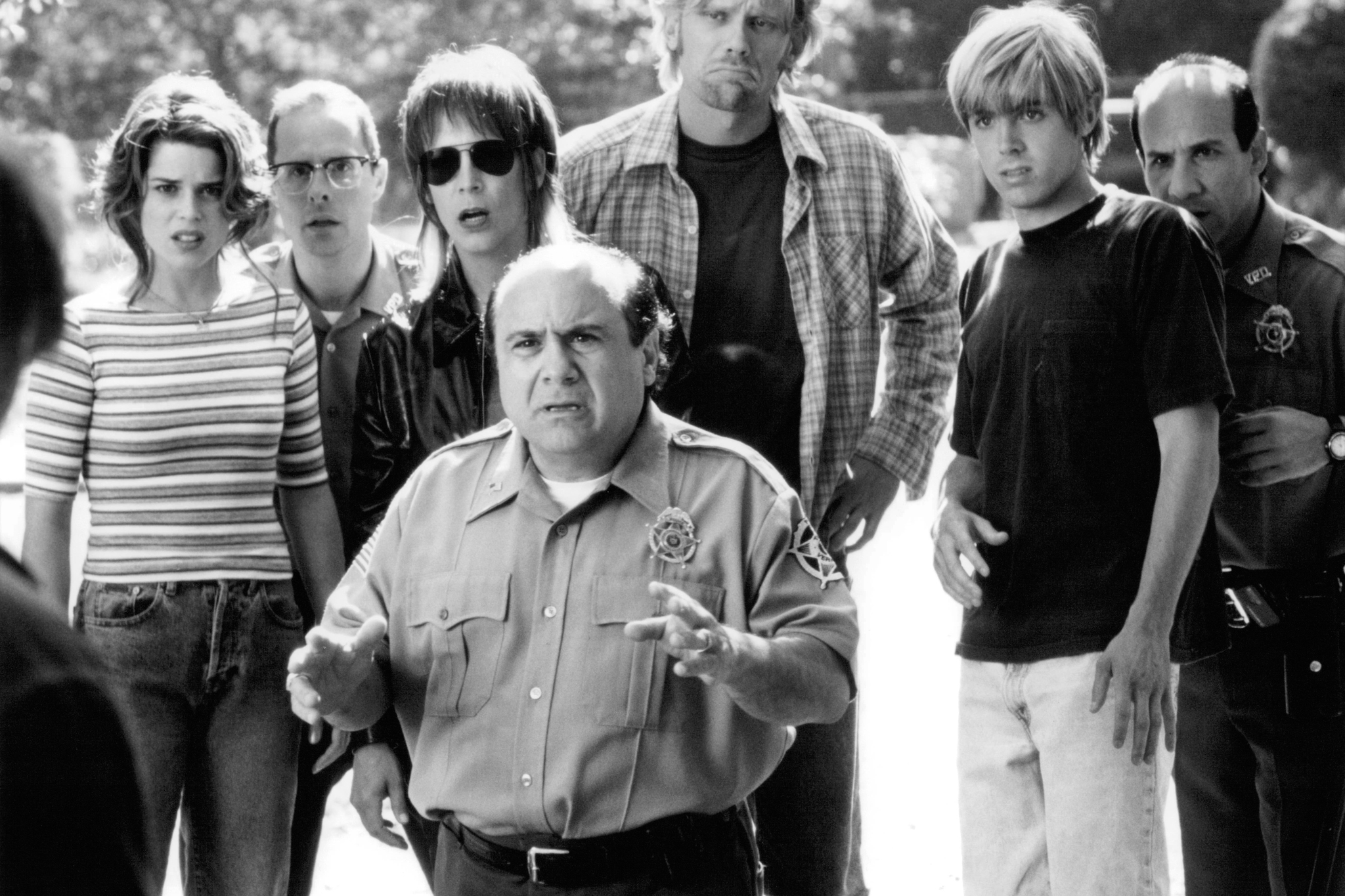 Still of Neve Campbell, Jamie Lee Curtis, Danny DeVito, Casey Affleck, Paul Ben-Victor, Mark Pellegrino and Paul Schulze in Drowning Mona (2000)