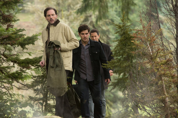 Still of David Giuntoli and Sasha Roiz in Grimm (2011)