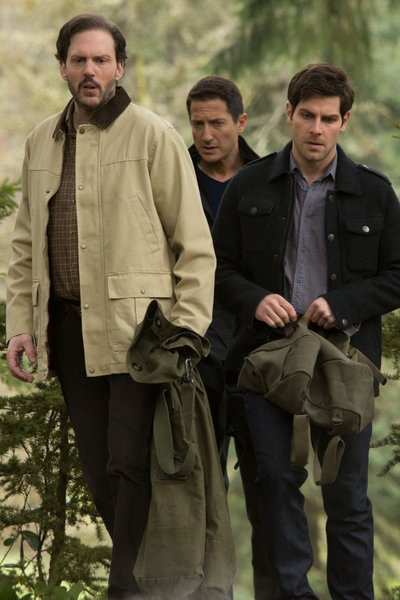 Still of David Giuntoli and Sasha Roiz in Grimm (2011)