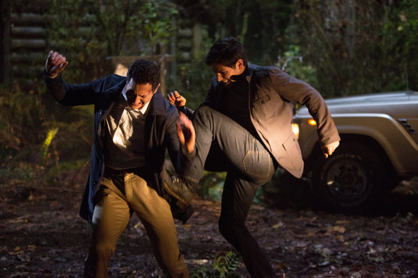 Still of David Giuntoli and Sasha Roiz in Grimm (2011)