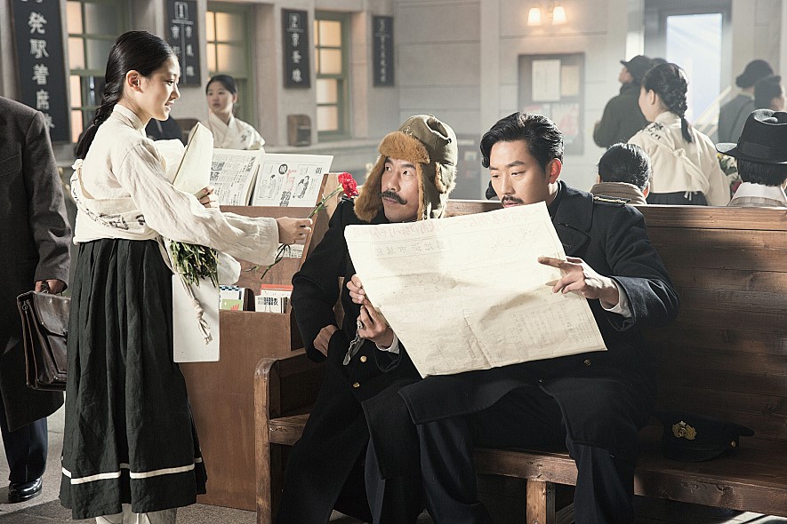 Still of Dal-su Oh and Jung-woo Ha in Assassination (2015)