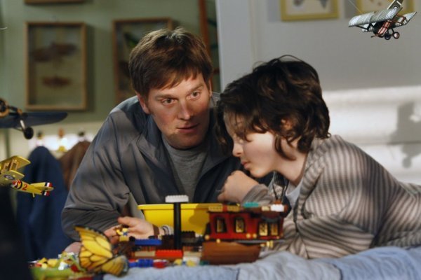 Still of Peter Krause and Max Burkholder in Parenthood (2010)