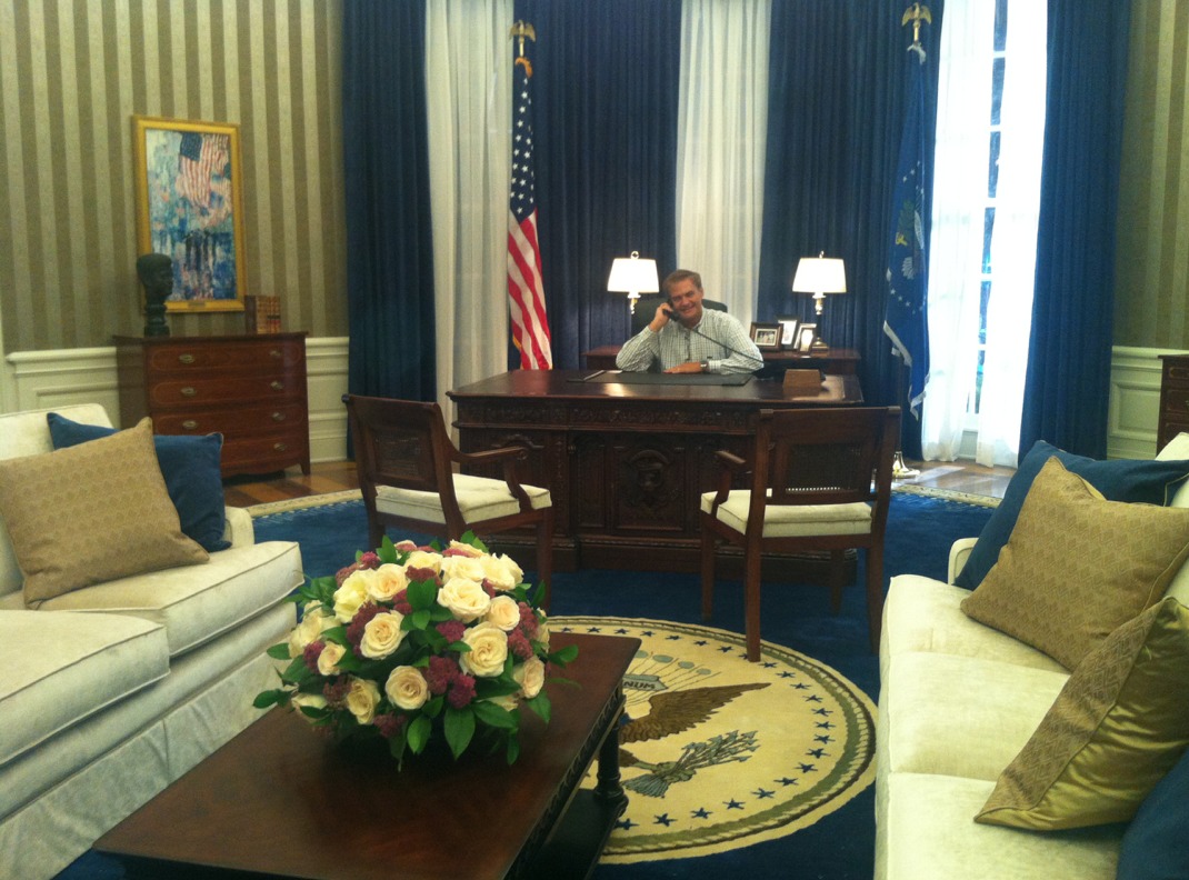 On Set of WHITE HOUSE DOWN film sitting in the OVAL OFFICE.