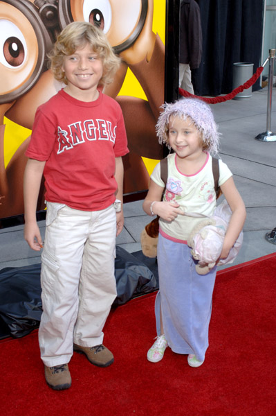 Shane Baumel and Mikaila Baumel at event of Curious George (2006)