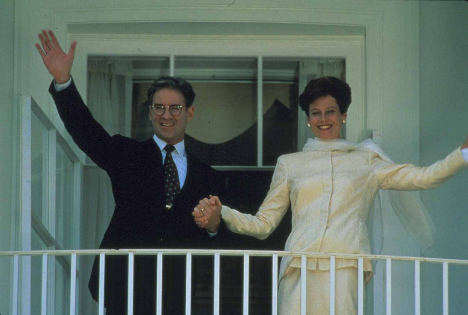 Still of Kevin Kline and Sigourney Weaver in Dave (1993)