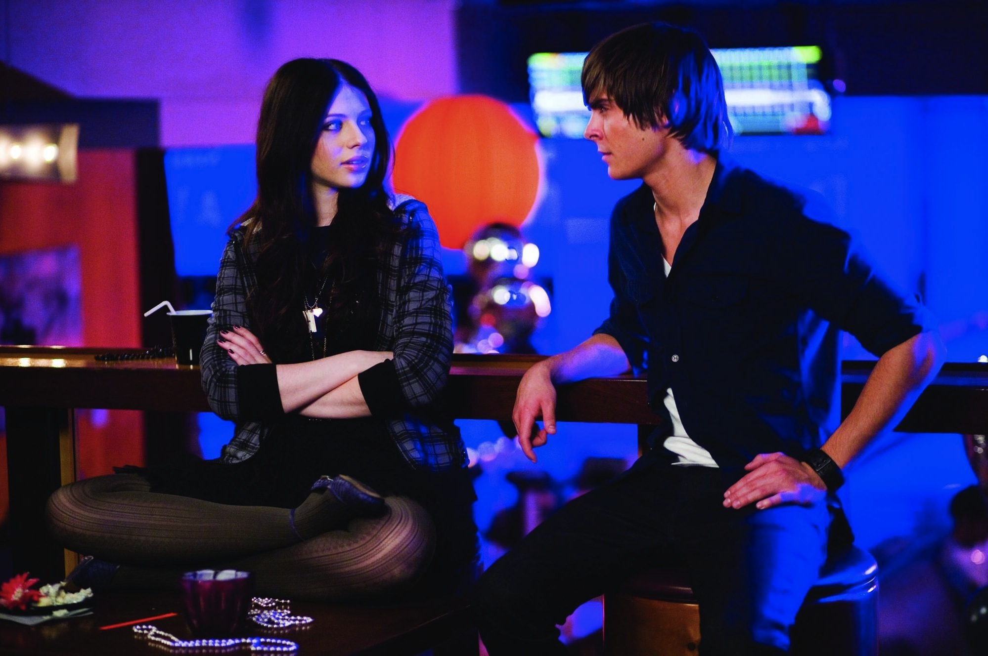 Still of Michelle Trachtenberg and Zac Efron in Vel septyniolikos (2009)