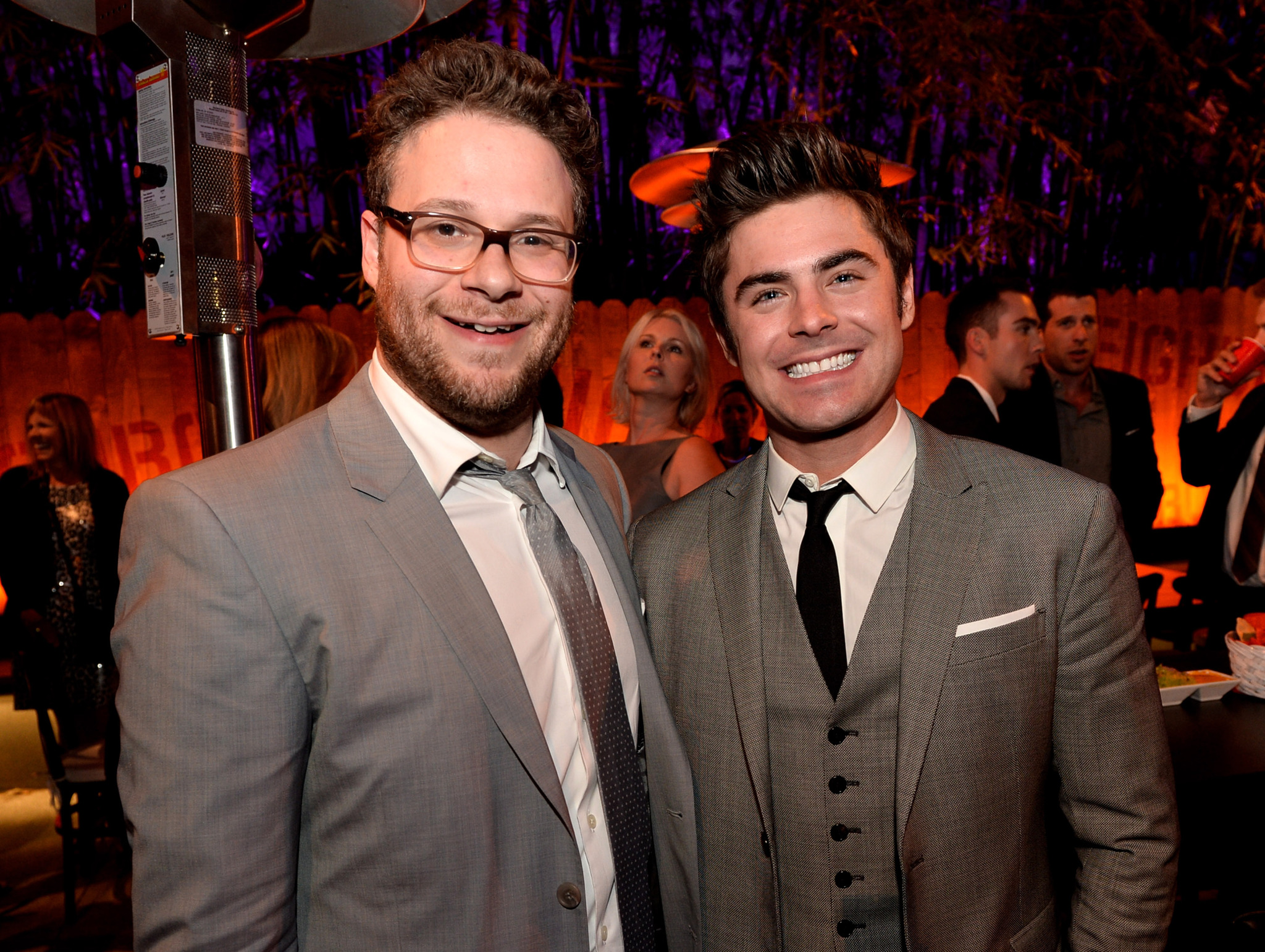 Seth Rogen and Zac Efron at event of Kaimynai (2014)
