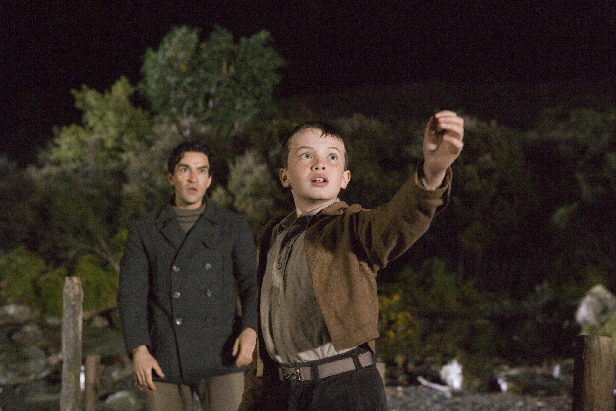 Ben Chaplin and Alex Etel in The Water Horse (2007)