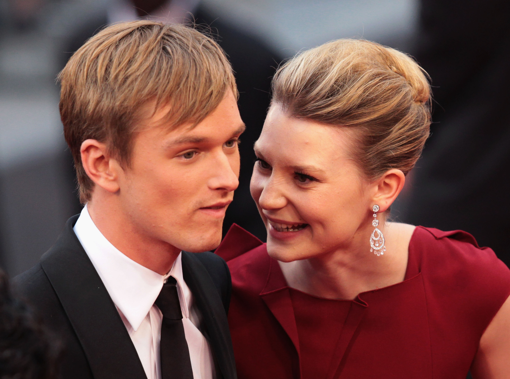 Henry Hopper and Mia Wasikowska at event of Restless (2011)