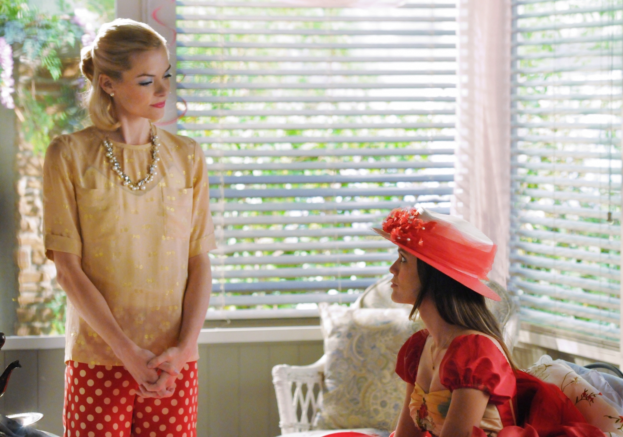 Still of Jaime King and Rachel Bilson in Hart of Dixie (2011)