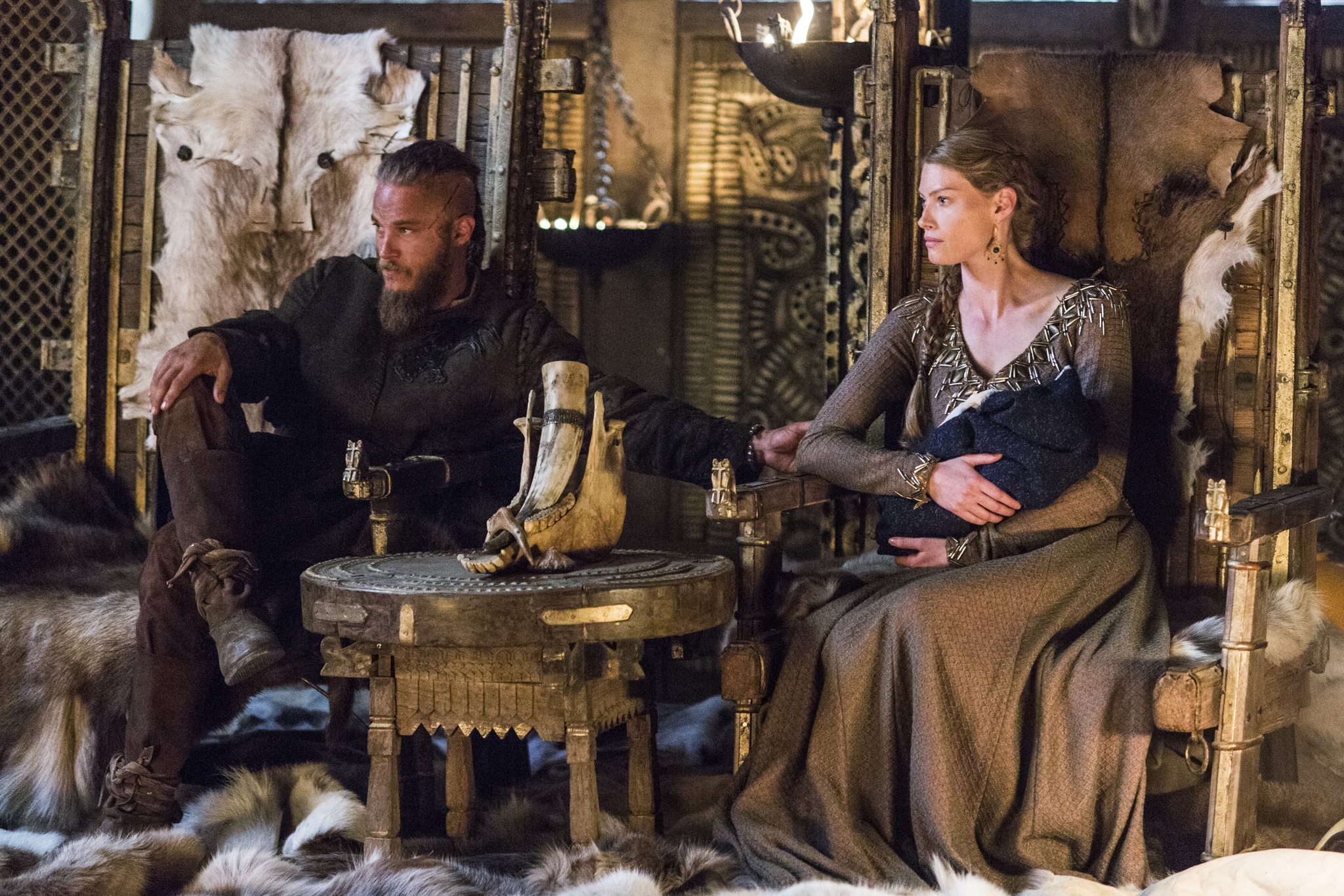 Still of Travis Fimmel and Alyssa Sutherland in Vikings (2013)