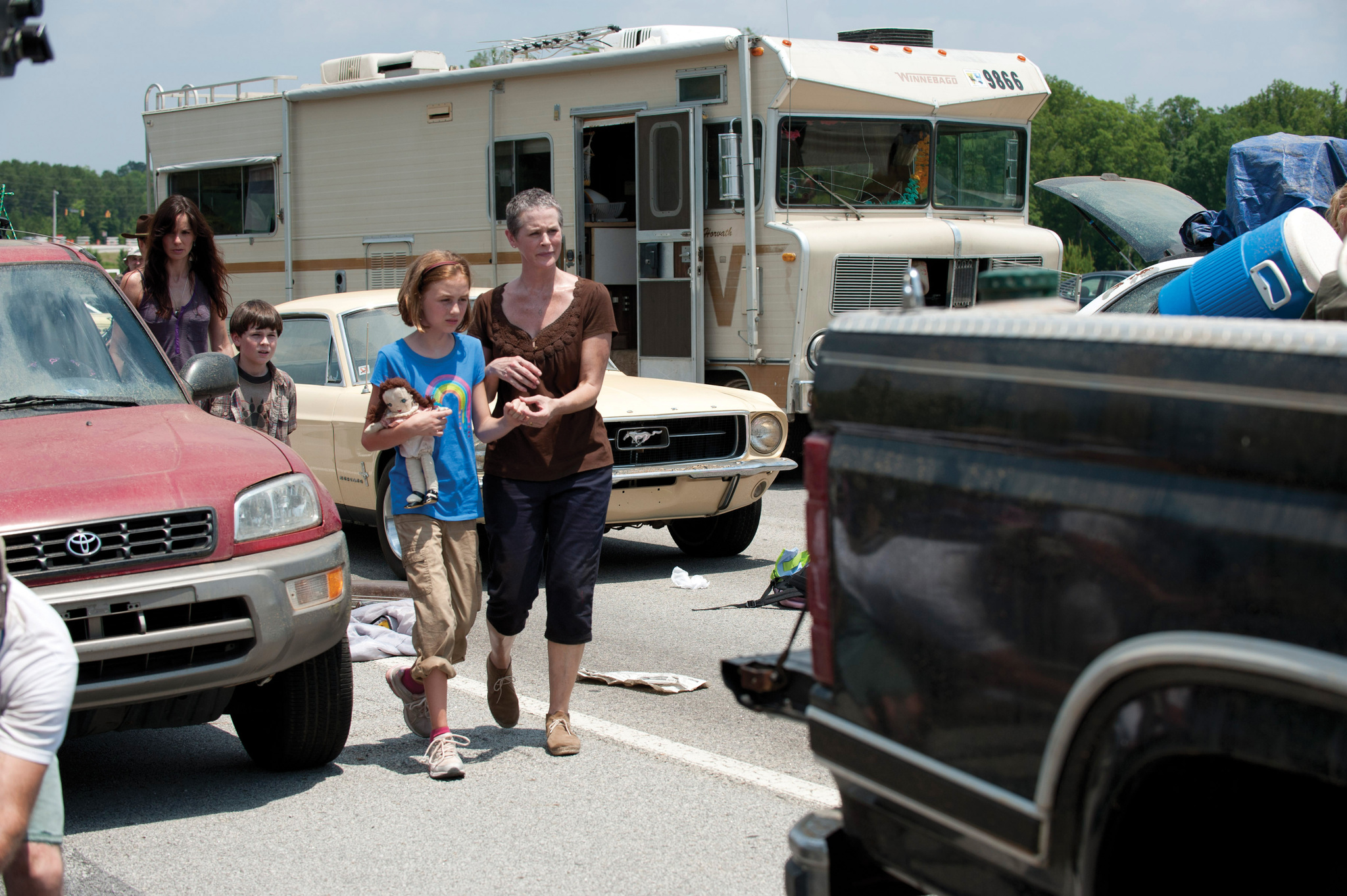 Still of Melissa McBride, Sarah Wayne Callies, Chandler Riggs and Madison Lintz in Vaiksciojantys negyveliai (2010)