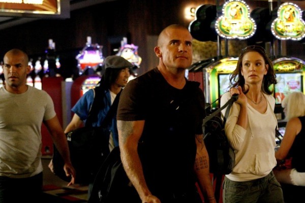 Still of Dominic Purcell, Sarah Wayne Callies, Amaury Nolasco and Roland James in Kalejimo begliai (2005)