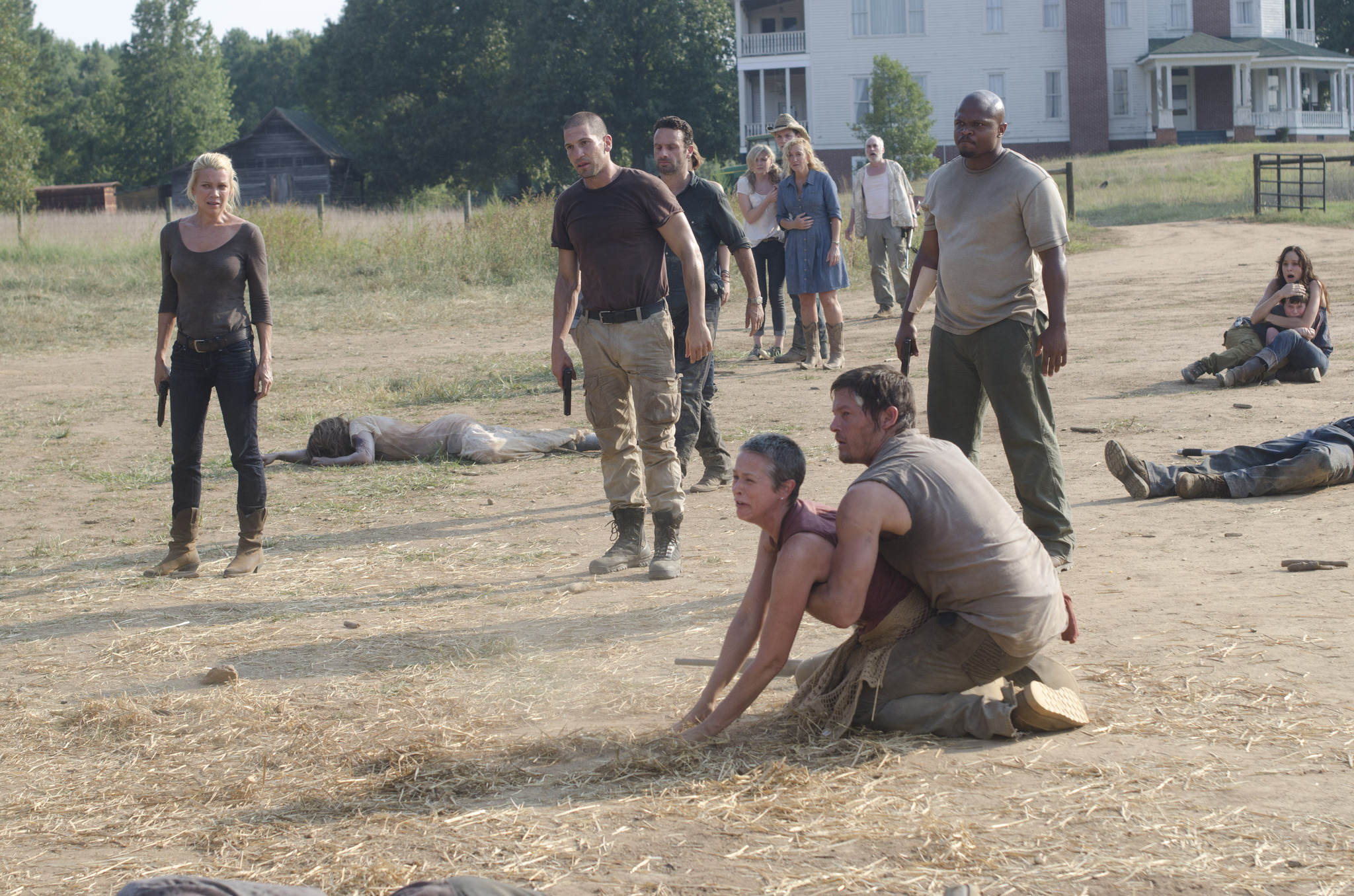 Still of Norman Reedus, Laurie Holden, Andrew Lincoln, Melissa McBride, Sarah Wayne Callies, Scott Wilson, Jon Bernthal, Irone Singleton, Emily Kinney, Chandler Riggs and Jane McNeill in Vaiksciojantys negyveliai (2010)