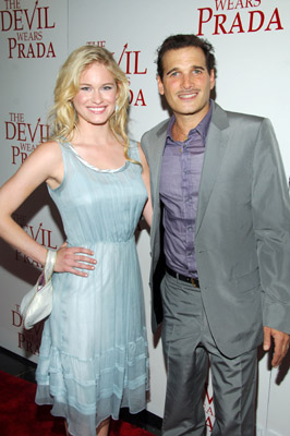 Phillip Bloch and Leven Rambin at event of Ir velnias devi Prada (2006)