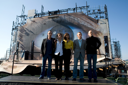 Still of Mathieu Amalric, Daniel Craig, Marc Forster, Anatole Taubman and Olga Kurylenko in Paguodos kvantas (2008)