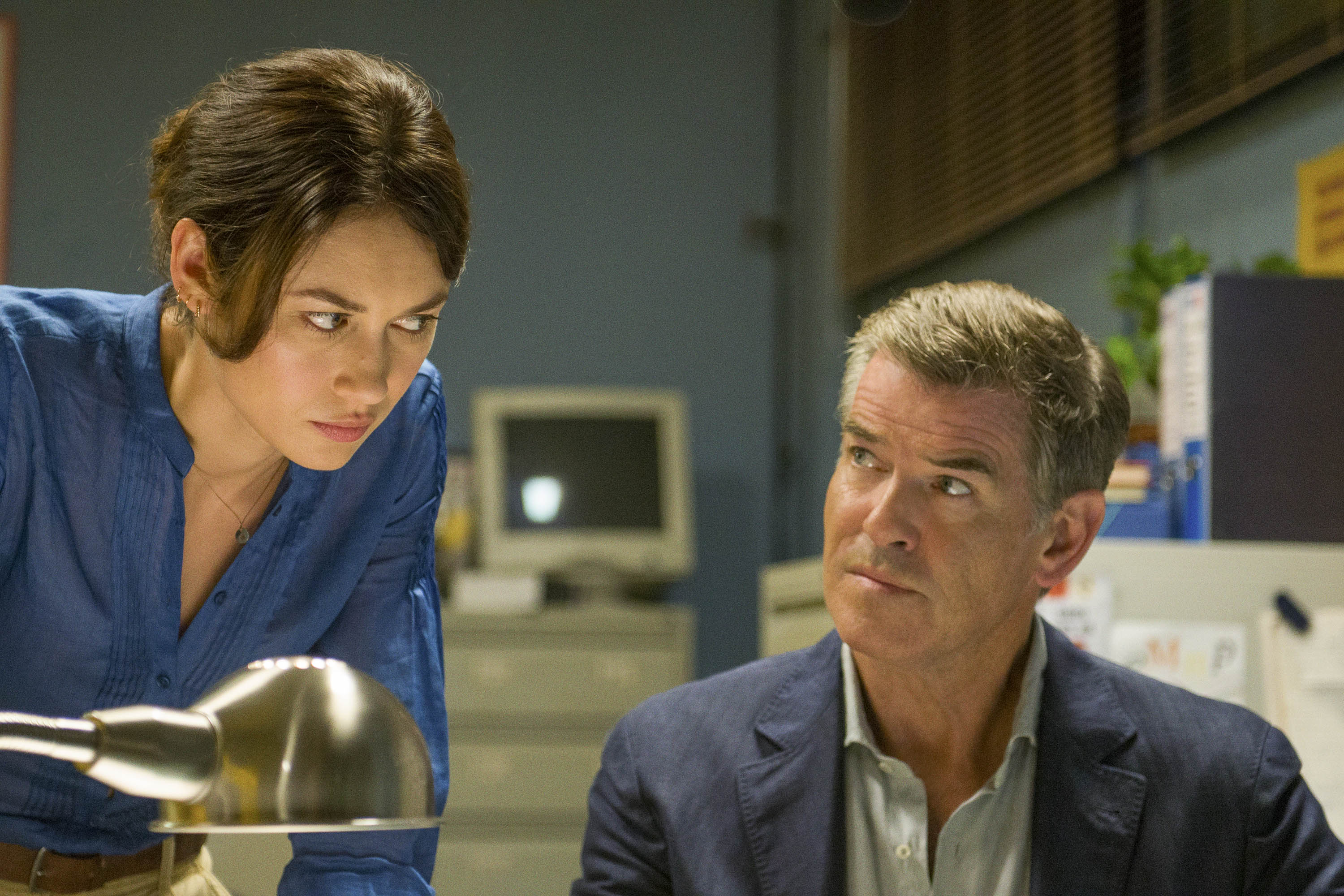 Still of Pierce Brosnan and Olga Kurylenko in Lapkricio zmogus (2014)