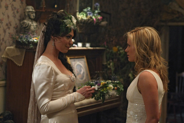 Still of Michelle Forbes and Anna Paquin in Tikras kraujas (2008)