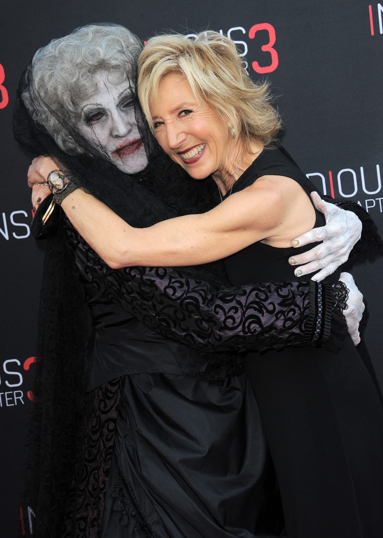 Lin Shaye and Tom Fitzpatrick at event of Tunas tamsoje: trecia dalis (2015)