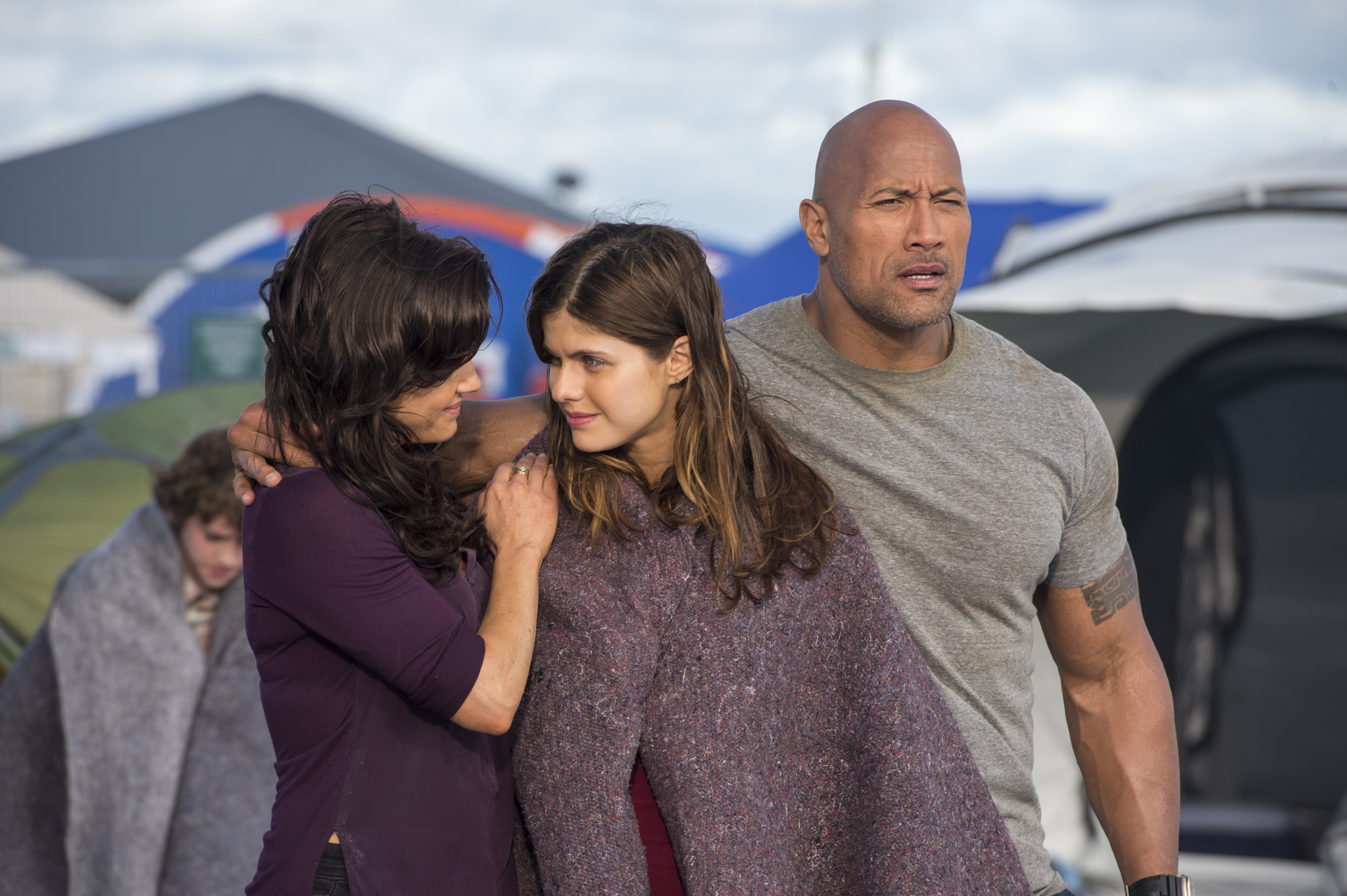 Still of Carla Gugino, Dwayne Johnson and Alexandra Daddario in San Andreas (2015)