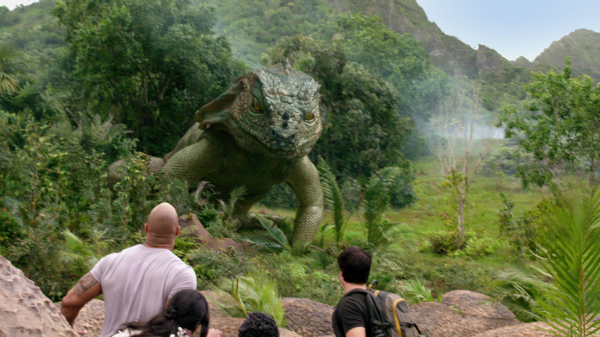 Still of Dwayne Johnson, Vanessa Hudgens and Josh Hutcherson in Kelione i paslaptingaja sala (2012)