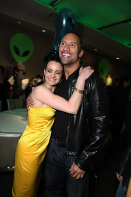 Carla Gugino and Dwayne Johnson at event of Race to Witch Mountain (2009)