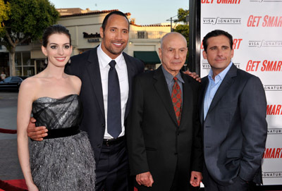 Alan Arkin, Anne Hathaway, Steve Carell and Dwayne Johnson at event of Ieskokit Gudruzio! (2008)