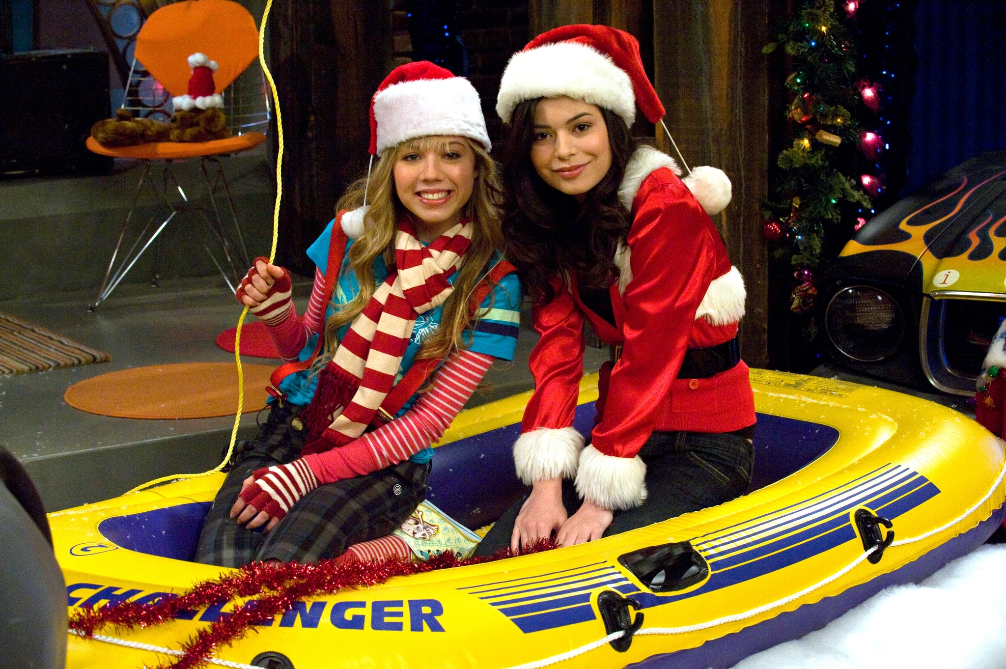 Still of Miranda Cosgrove and Jennette McCurdy in iCarly (2007)