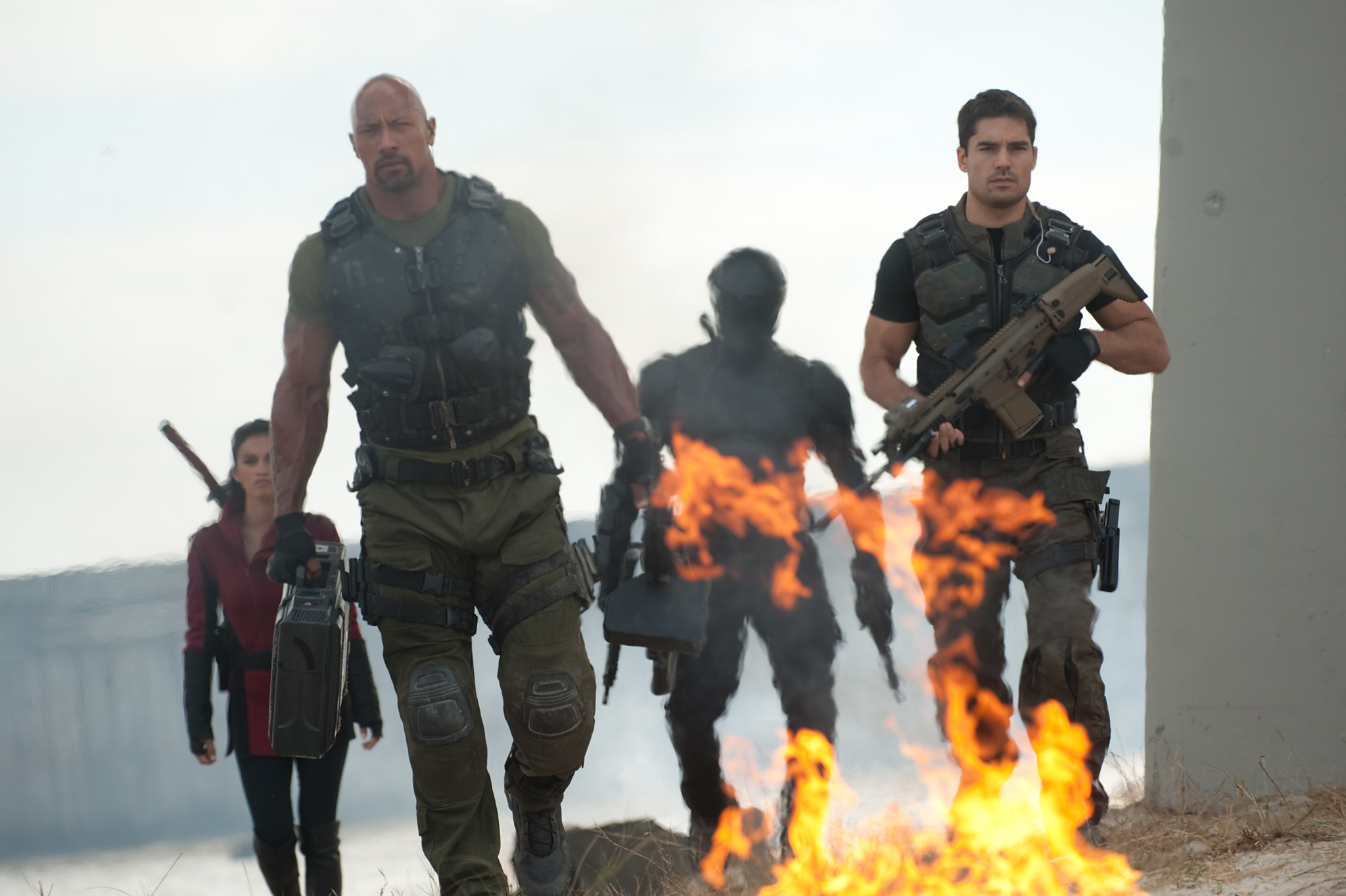 Still of Dwayne Johnson, Ray Park, D.J. Cotrona and Elodie Yung in Eilinis Dzo. Kerstas (2013)