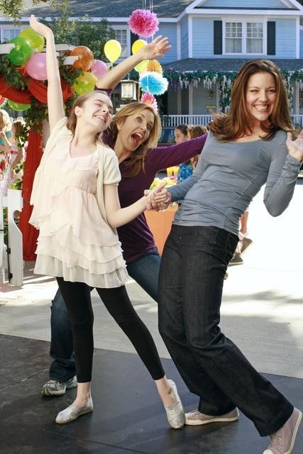 Still of Felicity Huffman, Andrea Parker and Darcy Rose Byrnes in Nusivylusios namu seimininkes (2004)