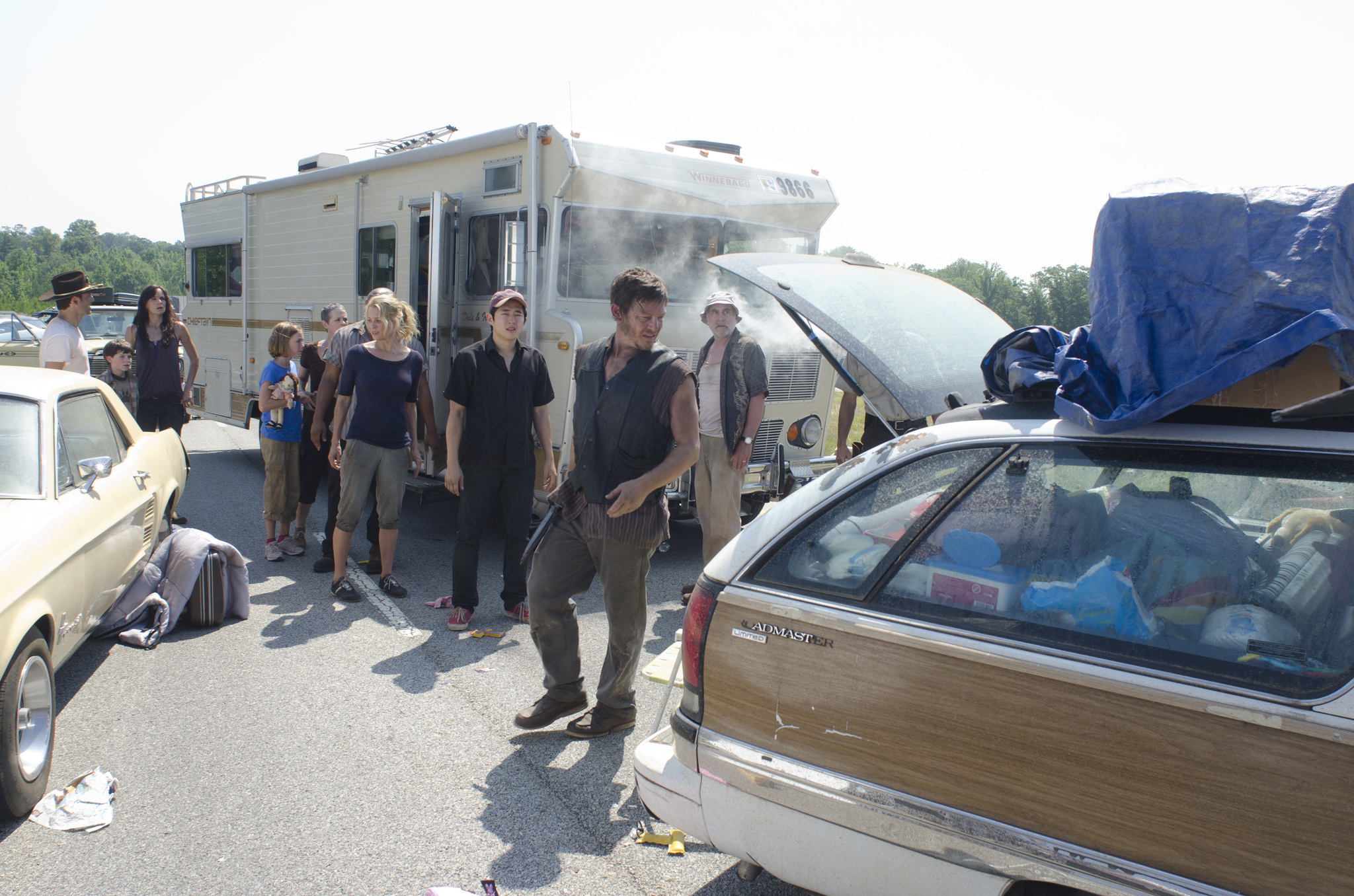 Still of Norman Reedus, Jeffrey DeMunn, Laurie Holden, Andrew Lincoln, Melissa McBride, Sarah Wayne Callies, Steven Yeun, Chandler Riggs and Madison Lintz in Vaiksciojantys negyveliai (2010)