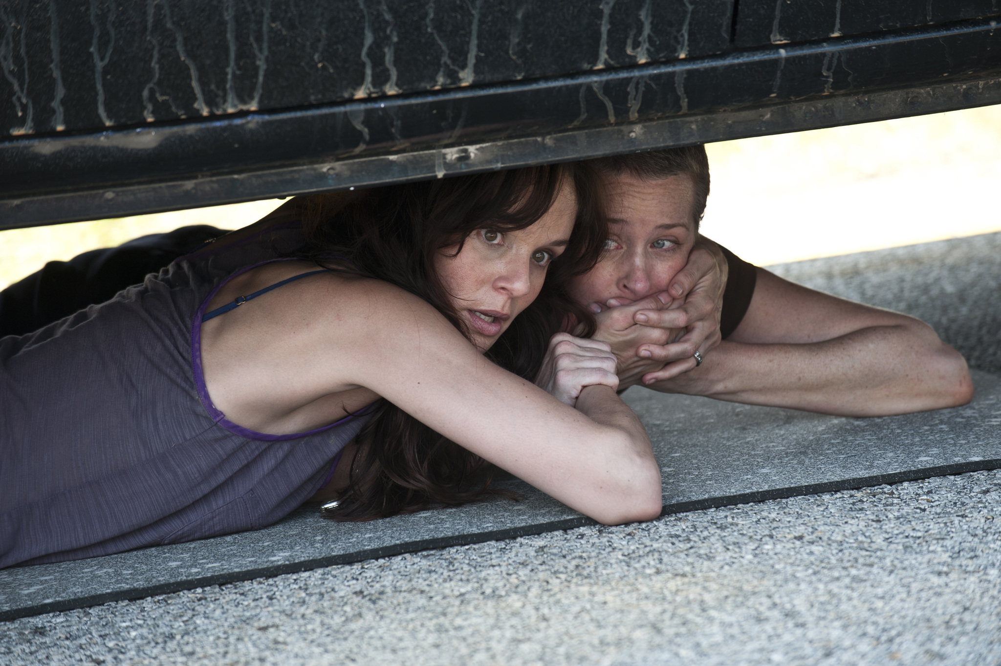 Still of Melissa McBride and Sarah Wayne Callies in Vaiksciojantys negyveliai (2010)
