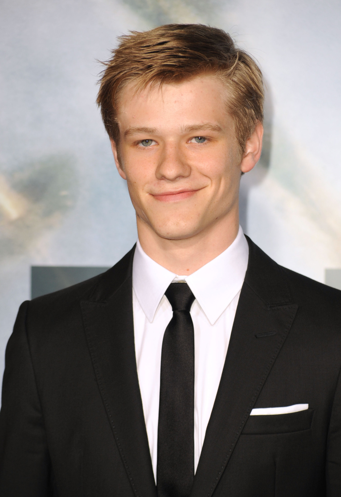 Lucas Till at event of Pasauline invazija: musis del Los Andzelo (2011)