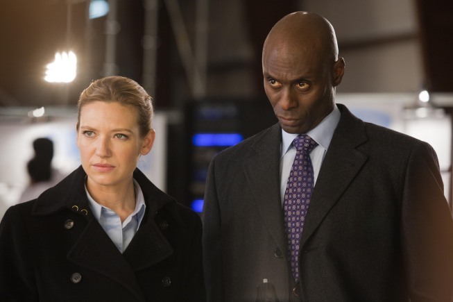 Still of Lance Reddick and Anna Torv in Ties riba (2008)