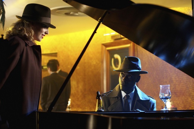 Still of Lance Reddick and Anna Torv in Ties riba (2008)