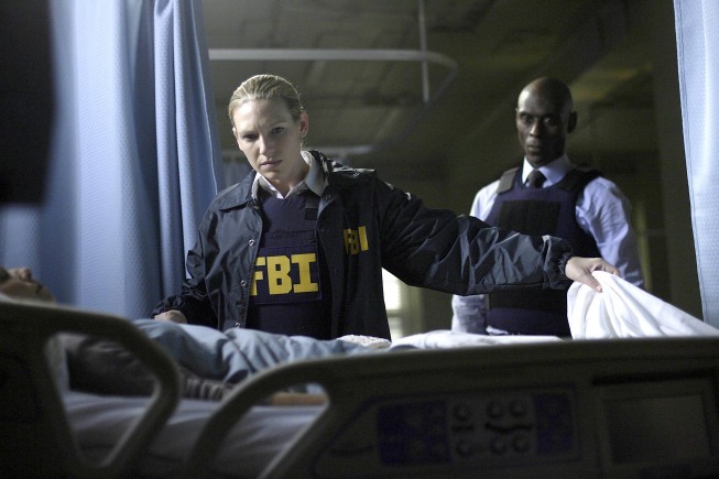 Still of Lance Reddick and Anna Torv in Ties riba (2008)