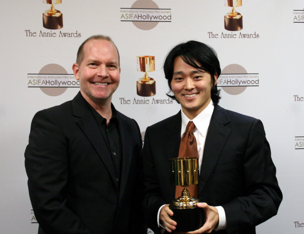 Presenter Mike Henry and TV writing recipient Daniel Chun