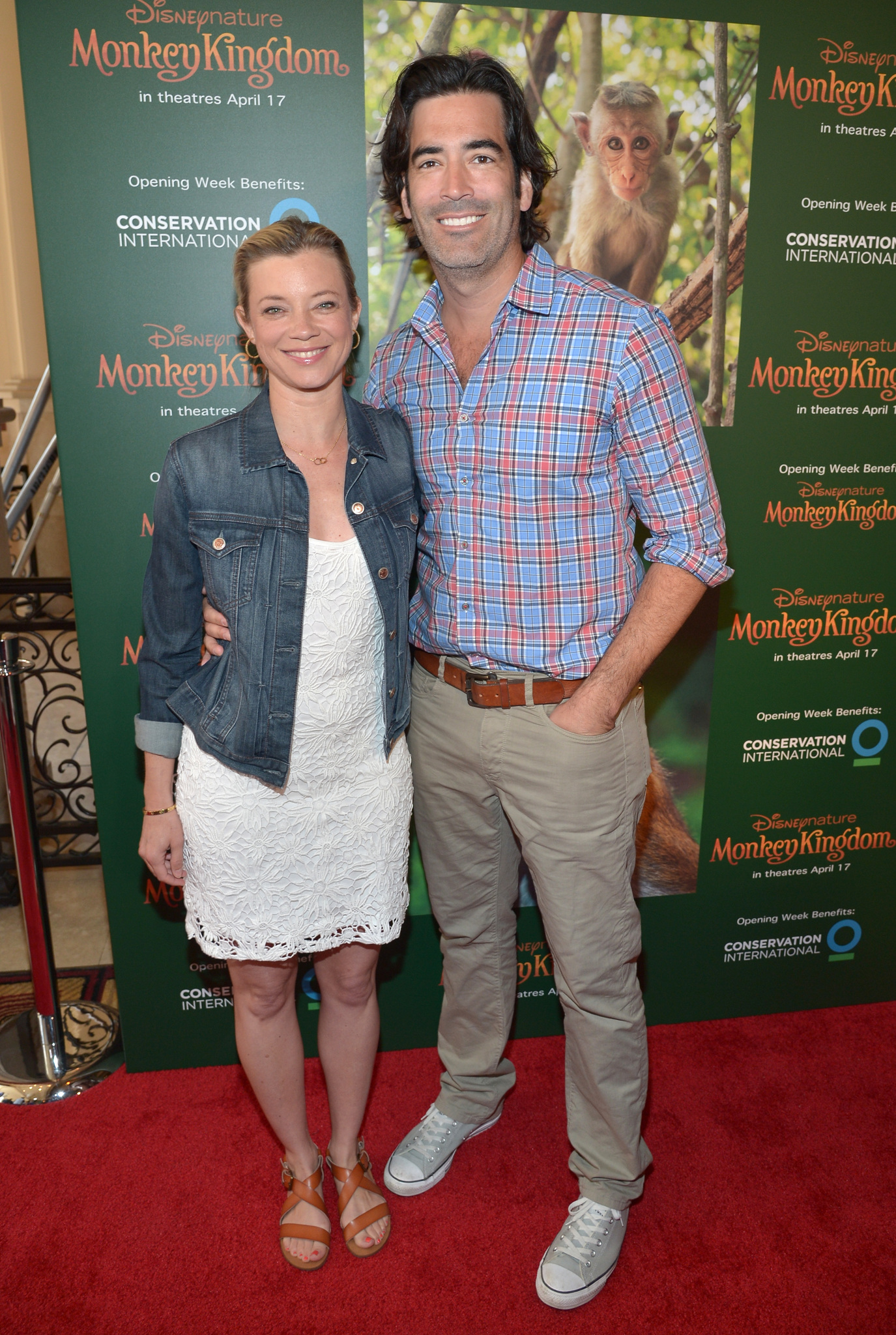Amy Smart and Carter Oosterhouse at event of Monkey Kingdom (2015)