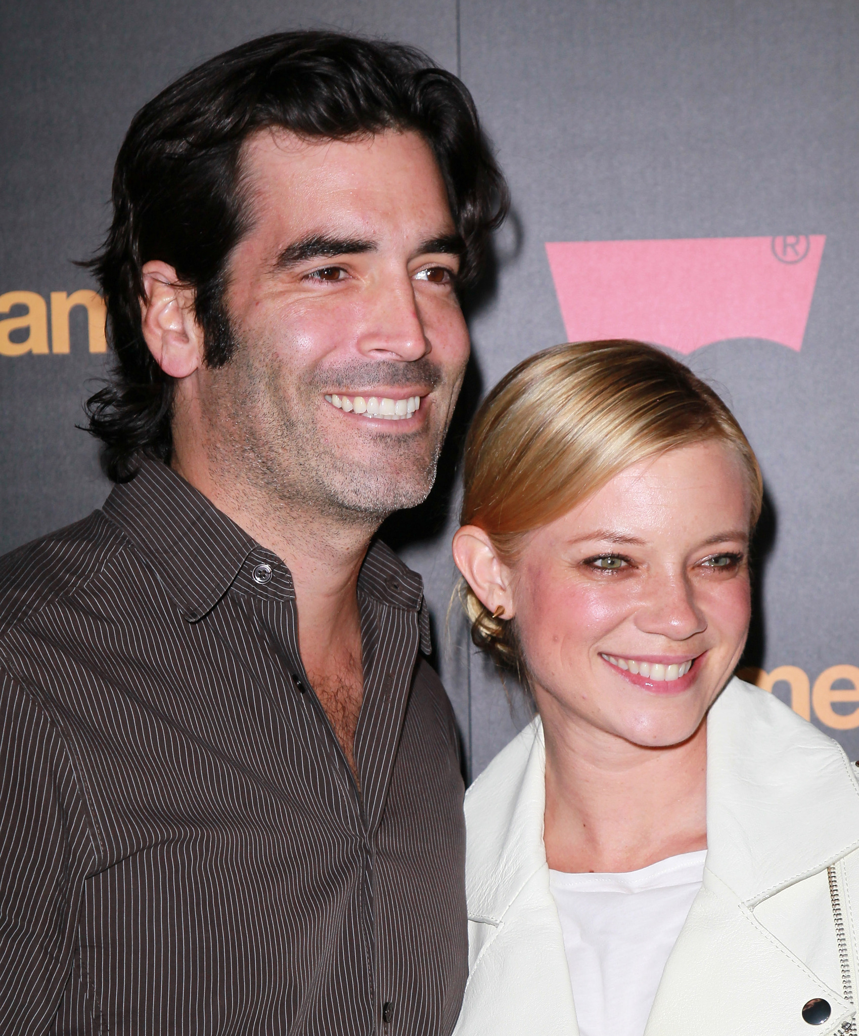 Amy Smart and Carter Oosterhouse at event of Shameless (2011)