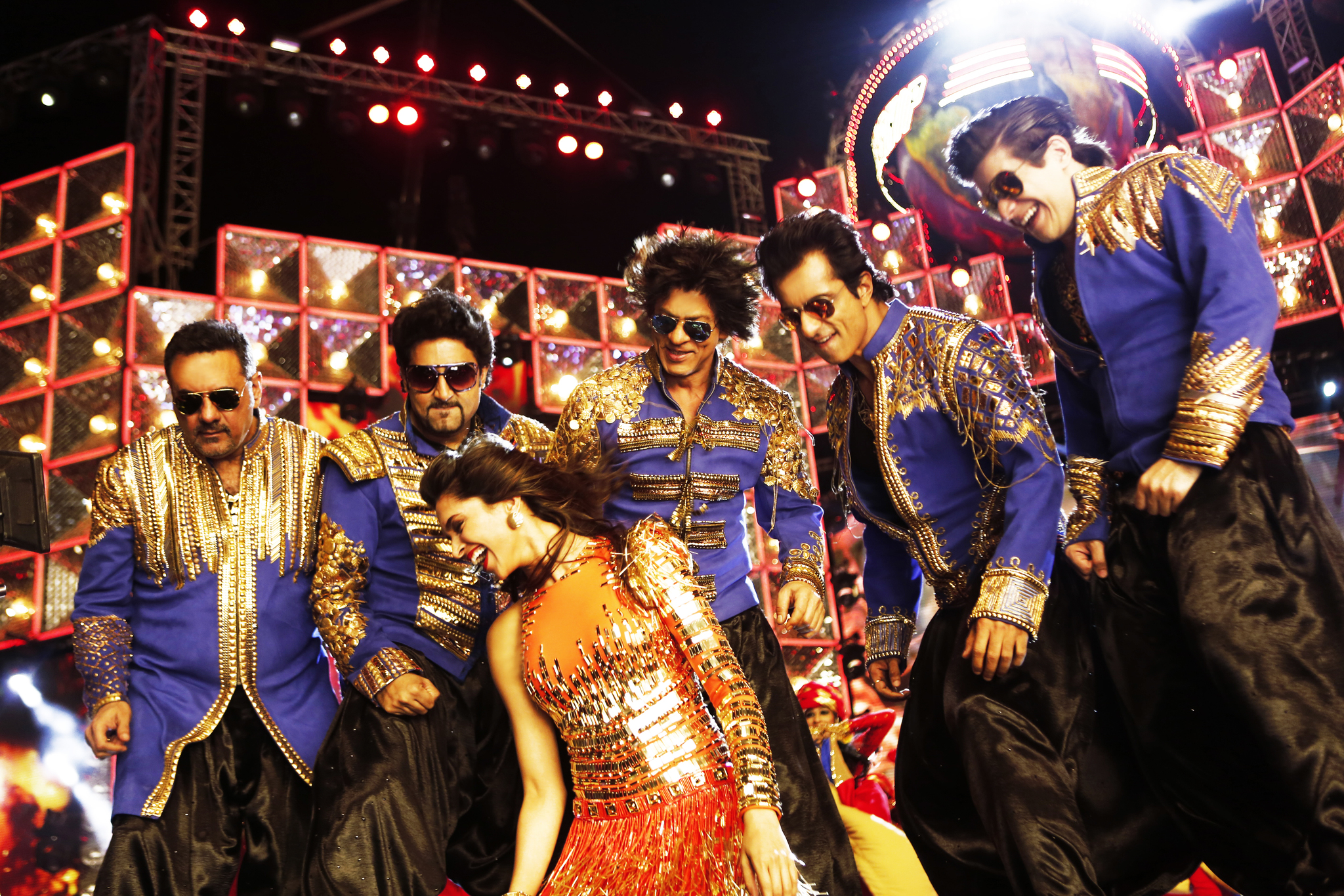 Still of Abhishek Bachchan, Boman Irani, Sonu Sood and Deepika Padukone in Happy New Year (2014)