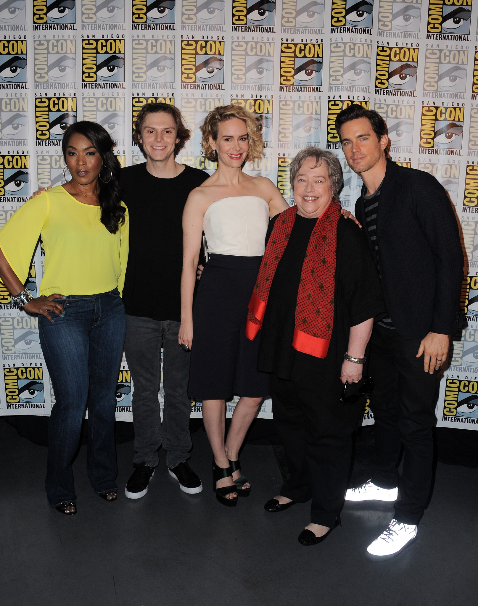 Angela Bassett, Kathy Bates, Sarah Paulson, Matt Bomer and Evan Peters at event of Amerikietiska siaubo istorija (2011)