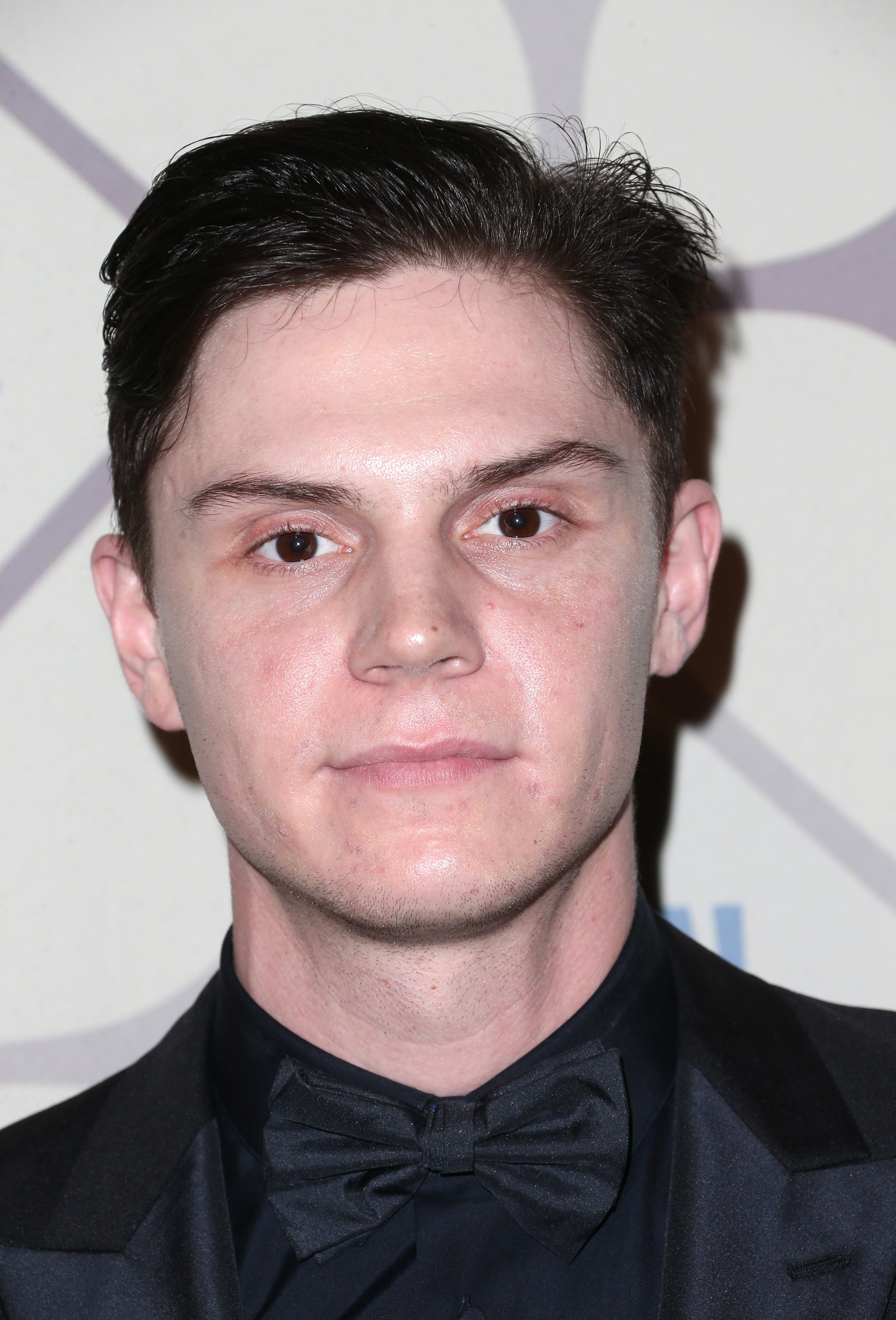 Evan Peters at event of The 67th Primetime Emmy Awards (2015)